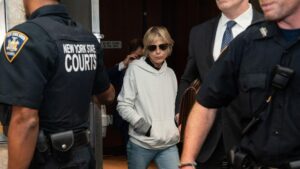 Diễn viên Selma Blair nhận tội không phạm tội sau vụ việc trên máy bay