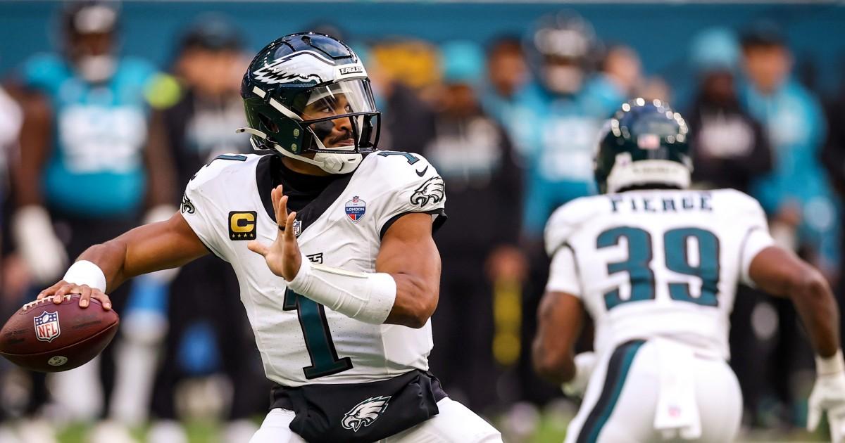 NFL không phạt Eagles vì xử lý tình trạng máu đông của Jalen Hurts