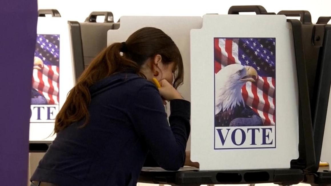 Sớm bỏ phiếu ở các tiểu bang then chốt khi ông Trump, ông Obama vận động tranh cử