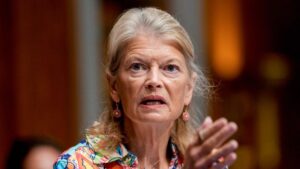 Thượng Nghị Sĩ Cộng Hòa Lisa Murkowski Ủng Hộ Ứng Viên Dân Chủ Trong Cuộc Đua Thống Đốc Alaska