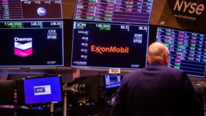 ExxonMobil và Chevron Báo Lợi Nhuận Khủng Khi Ông Trump Tán Dương Lợi Ích Từ Giá Dầu Cao