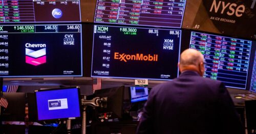 ExxonMobil và Chevron Báo Lợi Nhuận Khủng Khi Ông Trump Tán Dương Lợi Ích Từ Giá Dầu Cao