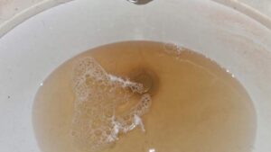 Nước nâu từ vòi ở các gia đình vùng Houston: Nguyên nhân là gì và ai chịu trách nhiệm?