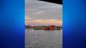 Máy bay lật úp gần Sân bay Quốc tế Scholes ở Galveston