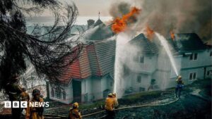 Lệnh sơ tán khi cháy rừng California lan nhanh, thiêu rụi nhiều nhà