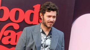 Cố vấn Do Thái của phim ‘Nobody Wants This’ chỉ trích bình luận của Adam Brody về Gaza