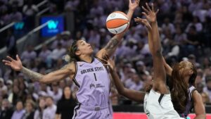 Cú ném 3 điểm của Burton giúp Valkyries dẫn trước Aces 83-81 trong loạt bán kết