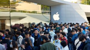 Ngày ra mắt iPhone Duo: Xếp hàng dài tại các cửa hàng Apple, lượng máy có sẵn hạn chế
