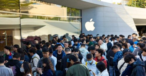 Ngày ra mắt iPhone Duo: Xếp hàng dài tại các cửa hàng Apple, lượng máy có sẵn hạn chế