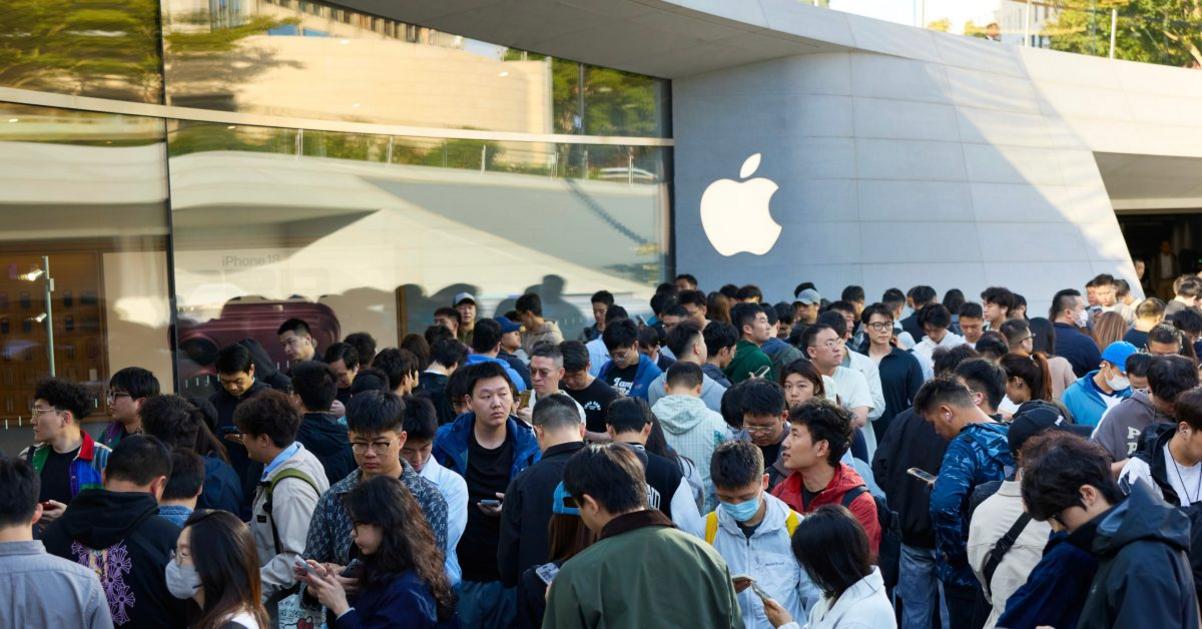 Ngày ra mắt iPhone Duo: Xếp hàng dài tại các cửa hàng Apple, lượng máy có sẵn hạn chế