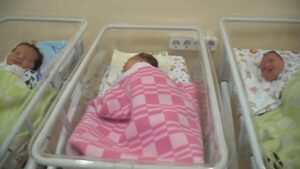 Chi phí sinh hoạt cao khiến nhiều cặp đôi ở Vùng Vịnh không muốn có con