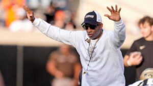 Huấn luyện viên Deion Sanders nói lời đề nghị 50.000 đô để bịt miệng chỉ trích là ‘trò đùa’