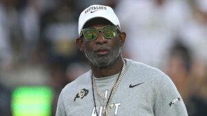 Huấn luyện viên Deion Sanders phản ứng kỳ lạ sau khi kịch bản tấn công của Colorado bị phát hiện tại quầy bar khách sạn trước trận đấu