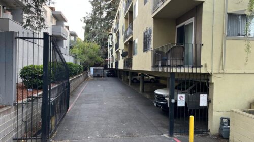 Cư dân East Palo Alto lo ngại an toàn, mùi hôi sau khi chung cư bị ngập