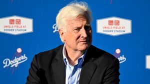 Ông Mark Walter khẳng định sẽ giữ đội bóng chày Dodgers bất chấp điều tra liên bang