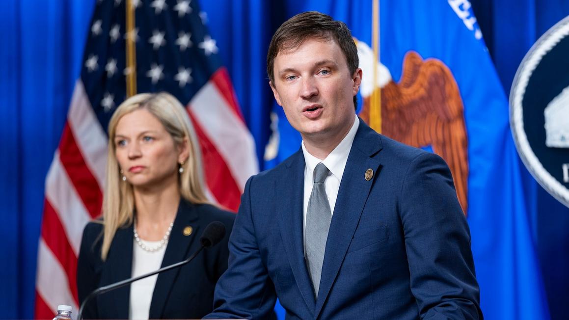 Chính quyền Tổng thống Donald Trump đe dọa truy tố nhân viên bầu cử ở California