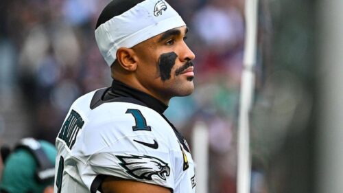 Chẩn đoán của Jalen Hurts làm dấy lên nghi vấn về xung đột trong chăm sóc y tế NFL