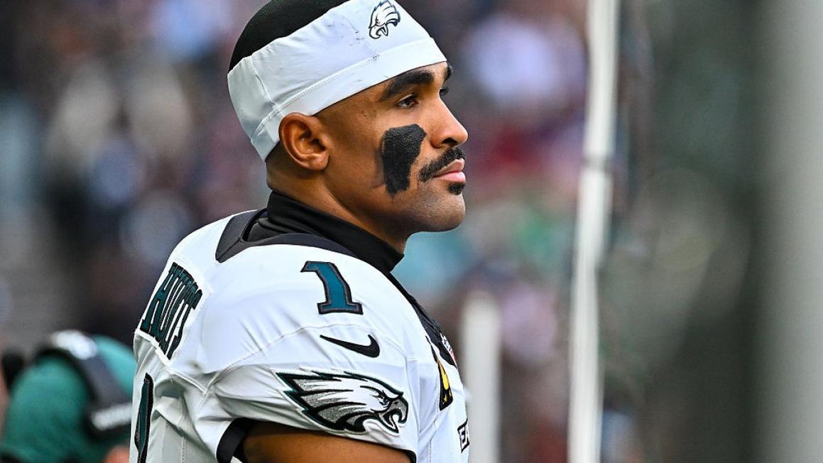 Chẩn đoán của Jalen Hurts làm dấy lên nghi vấn về xung đột trong chăm sóc y tế NFL