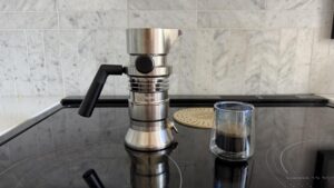 Máy pha cà phê espresso tuyệt đẹp kích cỡ bằng ấm Moka, lấy cảm hứng từ động cơ phản lực