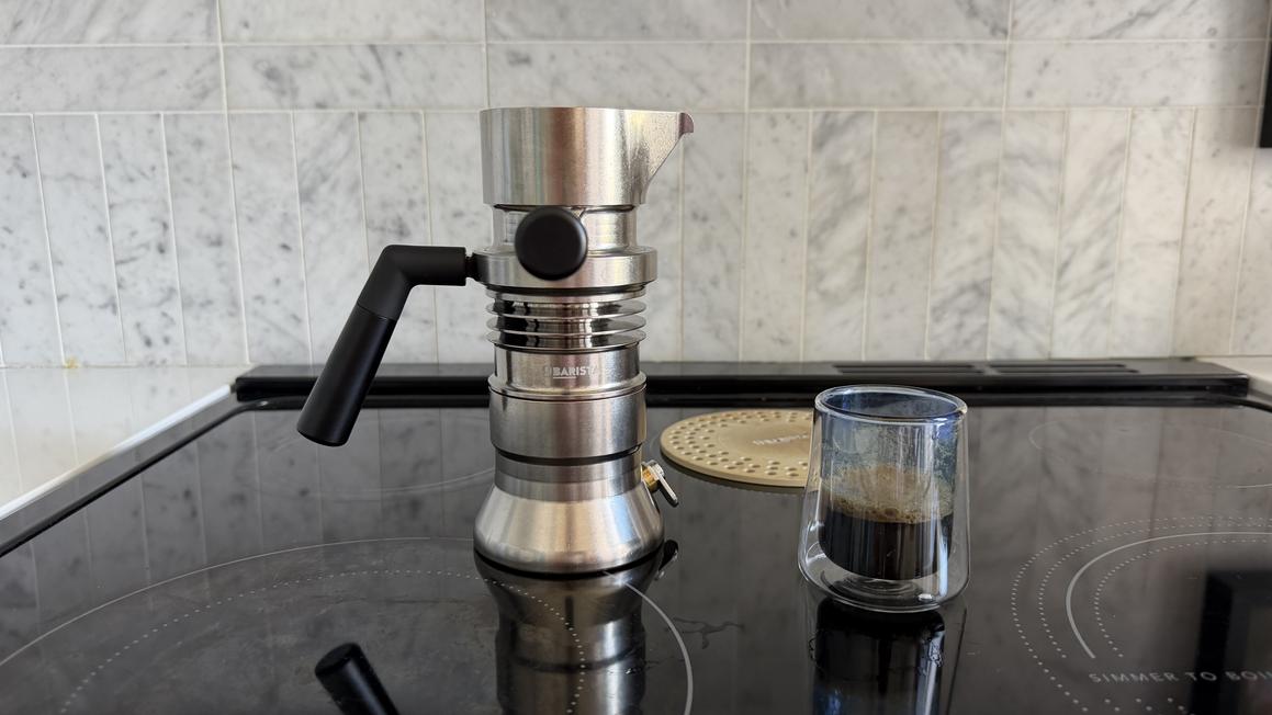 Máy pha cà phê espresso tuyệt đẹp kích cỡ bằng ấm Moka, lấy cảm hứng từ động cơ phản lực