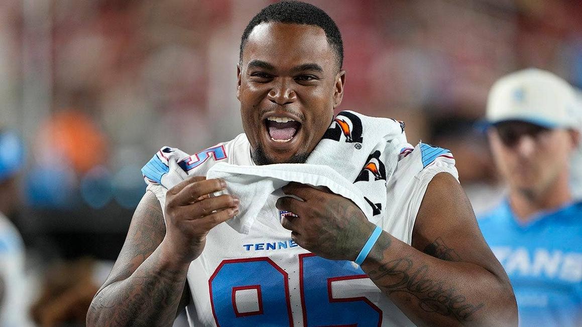 Tennessee Titans sa thải defensive tackle Jordan Elliott sau chiến thắng đầu tiên của mùa giải NFL