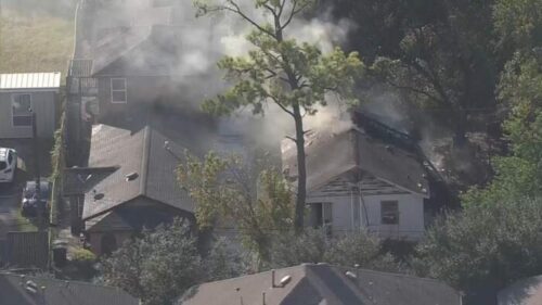 Lính cứu hỏa Hoa Kỳ Tác Chiến Với Một Ngọn Lửa Nhà Ở Tại Bắc Houston