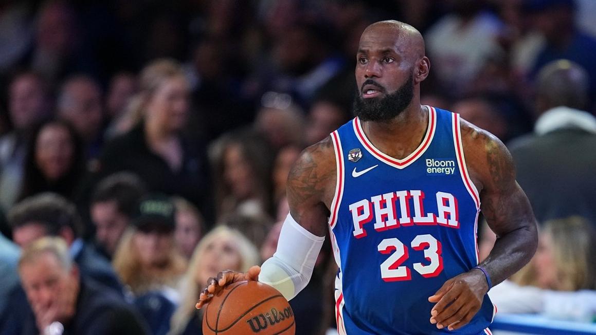 Philadelphia 76ers loại LeBron James khỏi trận đấu với Bucks