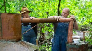 Ngôi sao ‘Moonshiners’ làm rõ lịch sử rượu lậu và những hiểu lầm