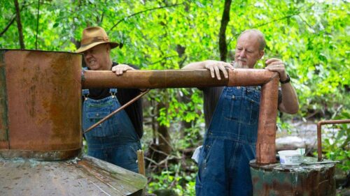Ngôi sao ‘Moonshiners’ làm rõ lịch sử rượu lậu và những hiểu lầm