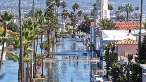 Một số bãi biển California buộc phải đóng cửa sau khi mực nước biển tăng cao bất thường do tàn dư Bão Nhiệt đới Rachel