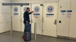 Thượng Nghị Sĩ Alex Padilla Thăm Cơ Sở Giữ Người Nhập Cư Tại SFO