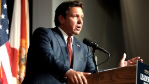 Bão Isaias đổ bộ Florida, hàng trăm nghìn người mất điện