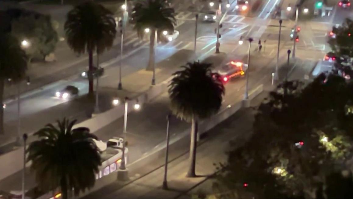 Dịch vụ Tàu điện ngầm Muni tại San Francisco đã được khôi phục sau khi ô tô lao xuống đường ray trên Phố Market