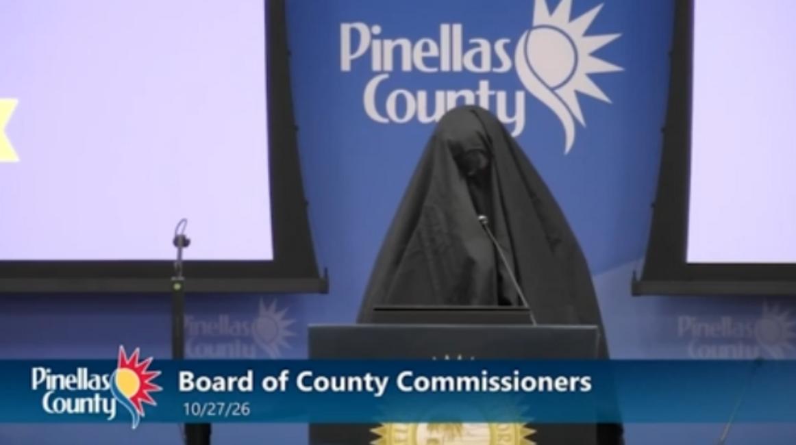 Phụ nữ mặc burqa bị mời ra khỏi cuộc họp hội đồng hạt Florida sau khi phát nhạc gọi Hồi giáo