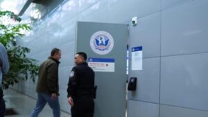 Thượng Nghị Sĩ Adam Schiff Bày Tỏ Quan Ngại Sau Chuyến Thăm Cơ Sở Lưu Giữ Di Trú Tại SFO