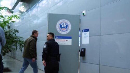 Thượng Nghị Sĩ Adam Schiff Bày Tỏ Quan Ngại Sau Chuyến Thăm Cơ Sở Lưu Giữ Di Trú Tại SFO