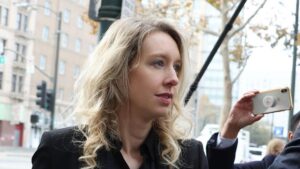 Elizabeth Holmes và câu chuyện Theranos: Cái kết của một đế chế công nghệ