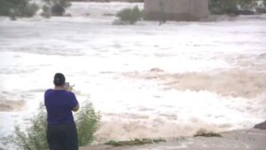 Sông Llano ở Trung Tâm Texas Đạt Mức Lũ Lụt Nhẹ