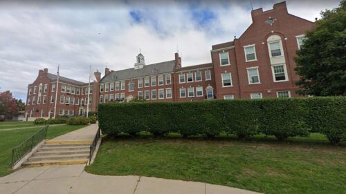 Quận trường Rhode Island bị cáo buộc che giấu việc chuyển đổi giới tính của trẻ em