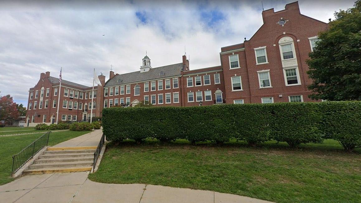 Quận trường Rhode Island bị cáo buộc che giấu việc chuyển đổi giới tính của trẻ em