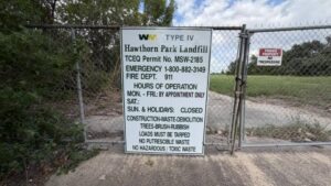 Cư dân Carverdale yêu cầu đóng cửa bãi rác Hawthorn Park khi Quận Harris kiện