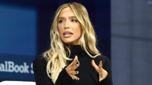 Riley Gaines và Kat Timpf phản bác lời khuyên ly hôn của podcaster Alex Cooper