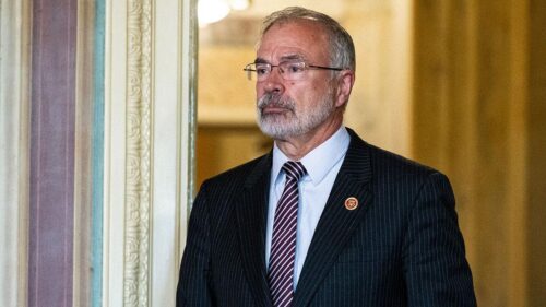 Dân biểu Cộng hòa Andy Harris bị chỉ trích vì đe dọa nữ sinh viên làm báo