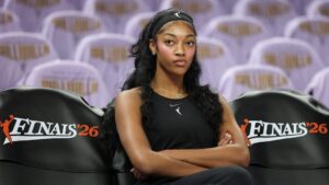 Hai đội bóng rổ nữ rời sân trong lúc cử quốc ca trước trận chung kết WNBA