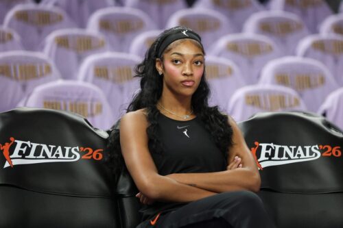 Hai đội bóng rổ nữ rời sân trong lúc cử quốc ca trước trận chung kết WNBA