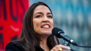 AOC nói rằng bà ủng hộ nam giới trong thể thao nữ vì bà là “một cô gái của các cô gái”