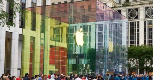 Các thiết bị iPhone Duo khổng lồ được lắp đặt tại Apple Fifth Avenue trước ngày ra mắt