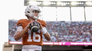 Arch Manning và Texas vượt qua Ole Miss sau khi để tuột lợi thế lớn, gây lo lắng ở Austin