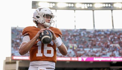 Arch Manning và Texas vượt qua Ole Miss sau khi để tuột lợi thế lớn, gây lo lắng ở Austin