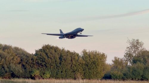 Hoa Kỳ di chuyển máy bay ném bom khỏi căn cứ Anh sau mối đe dọa